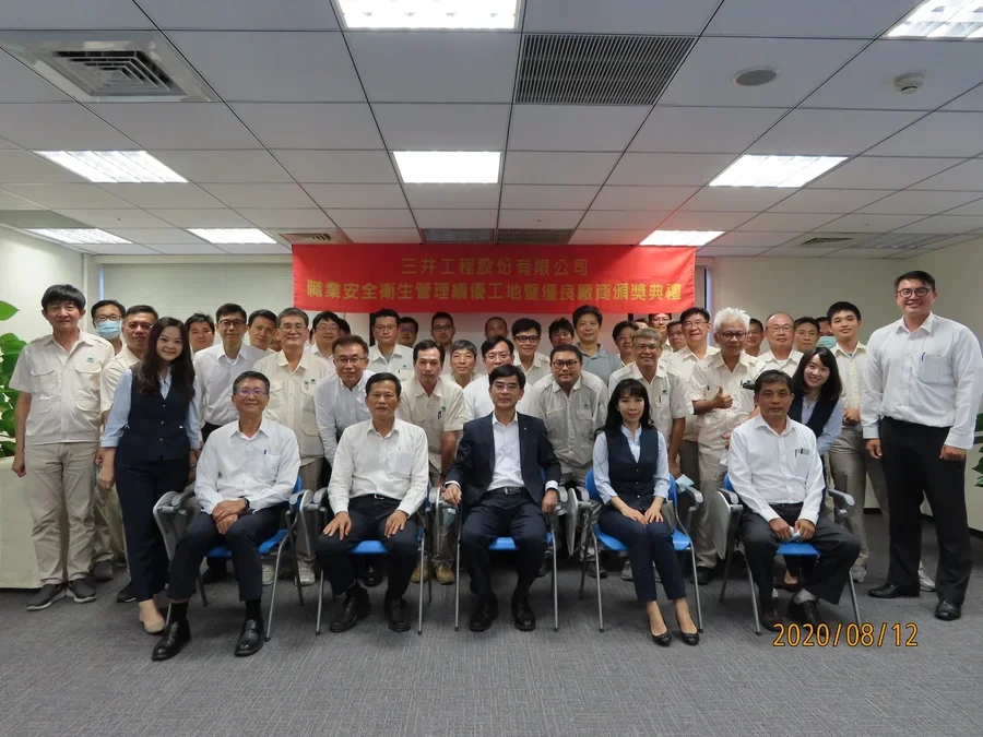 圖片說明：全體同仁與高級主管合影留念。