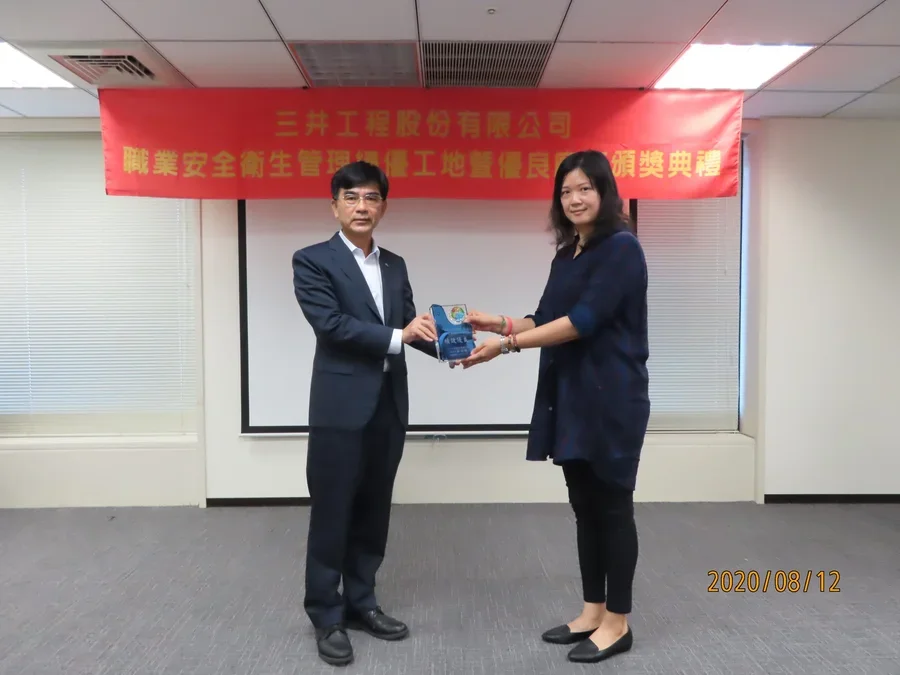 圖片說明：葉副總經理頒發獎牌予優良廠商。