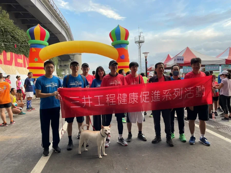 圖片說明：三井同仁合影。