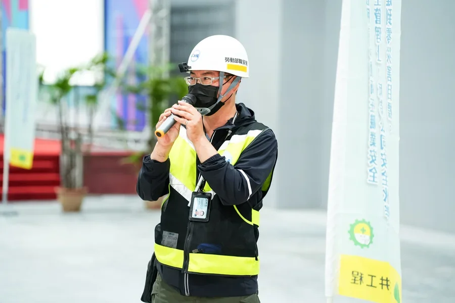 圖片說明：北區職業安全衛生中心技正蔡明浩解說每日工作安全活動循環示範演練。