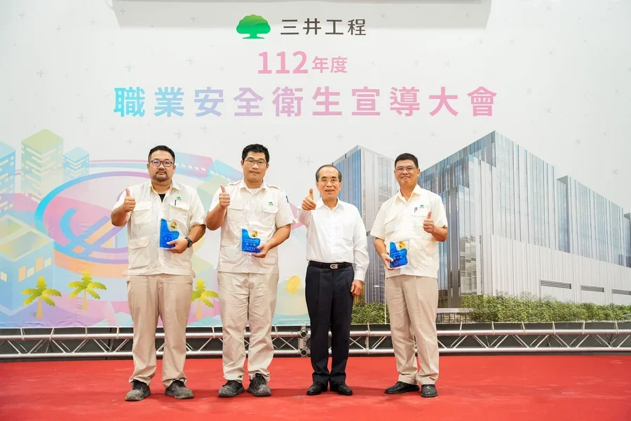 圖片說明：吳董事長與績優工地所長合影留念。