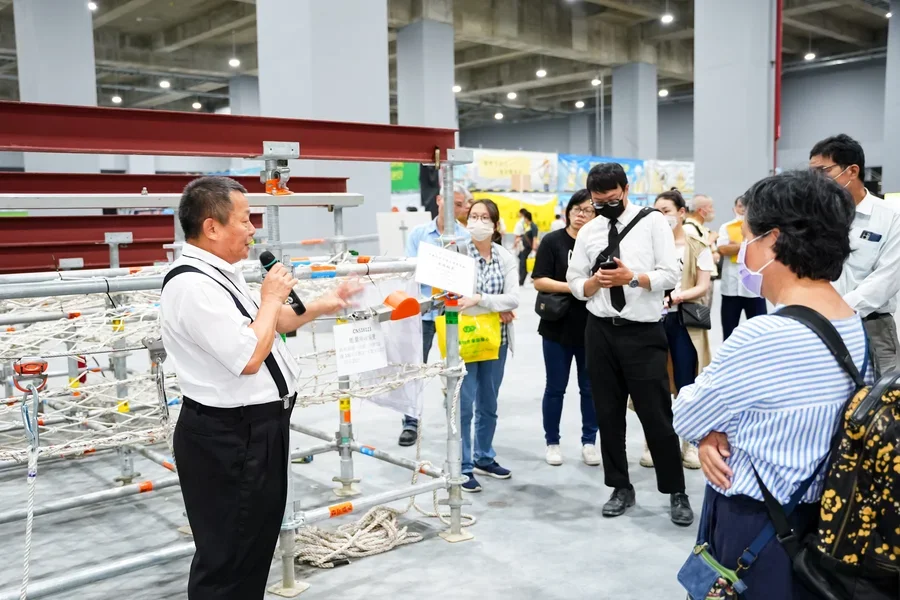 圖片說明：系統式重型支撐架與桁架曲面配置含安全設施配置講解(世侑及森岳)。