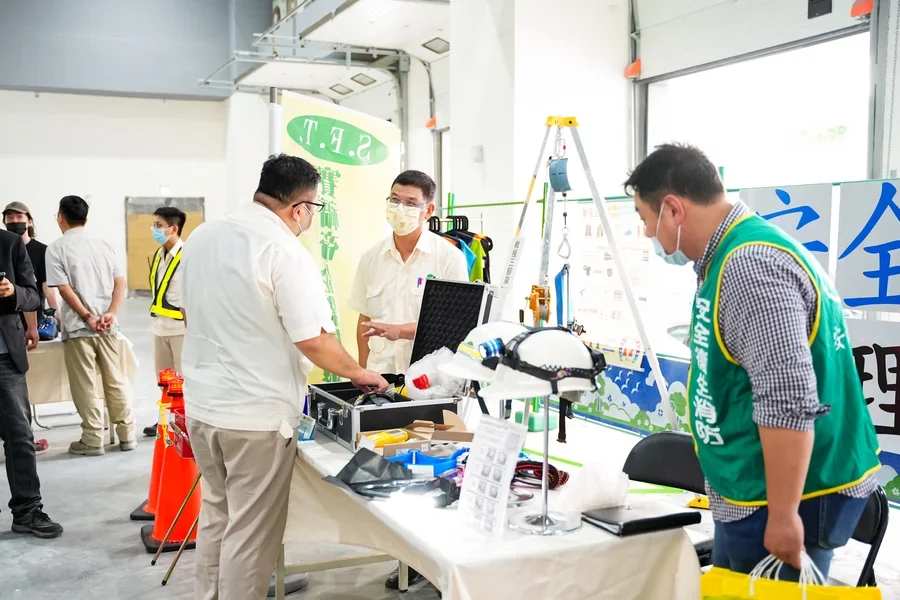 圖片說明：安衛器材展示(賽福帝)。