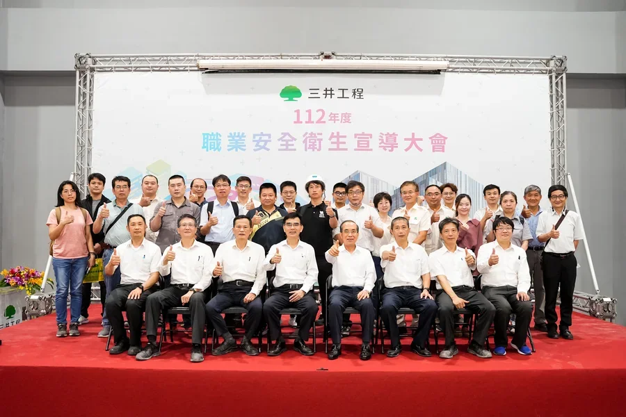 圖片說明：與會承攬廠商代表與本公司主管合影留念。