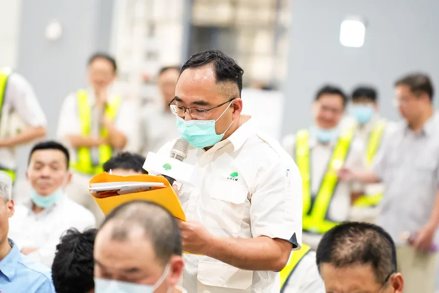 圖片說明：面對面座談會與會者提問。