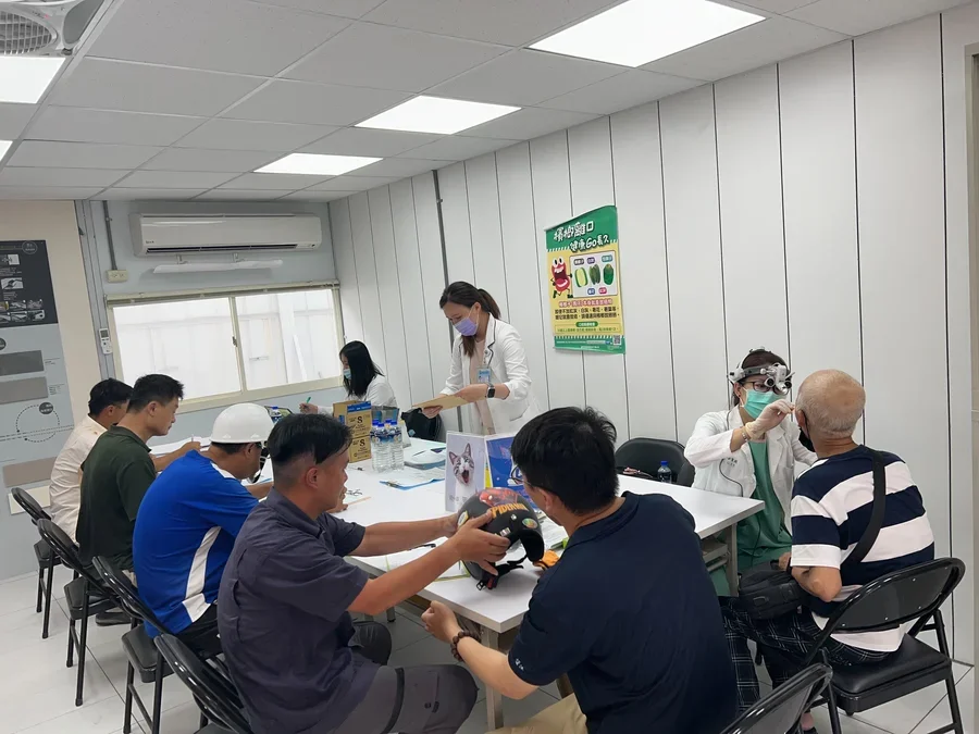 圖片說明：報到填寫資料及口腔篩檢。