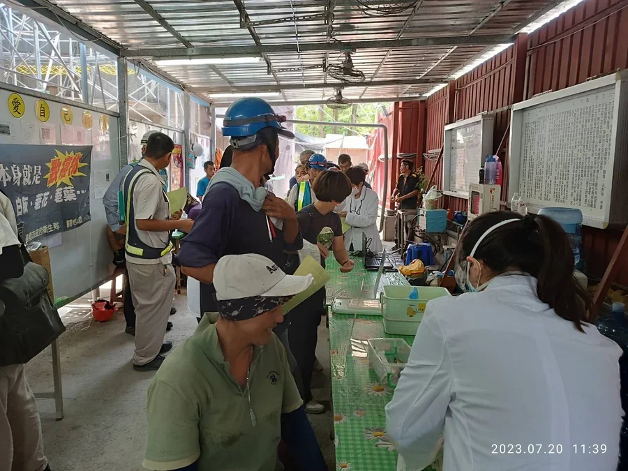 圖片說明：報到填寫資料及口腔篩檢。