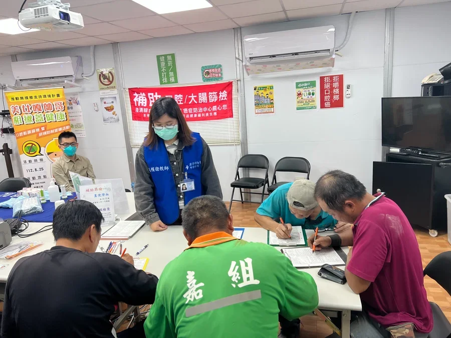 圖片說明：報到填寫資料。