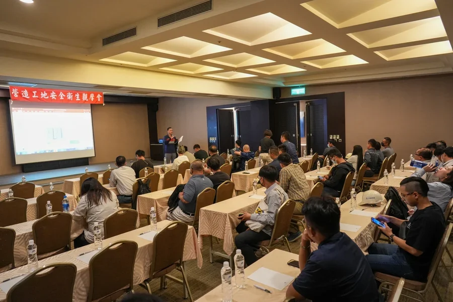 圖片說明：於臺邦商旅2F國際會議廳進行觀摩會主題說明。