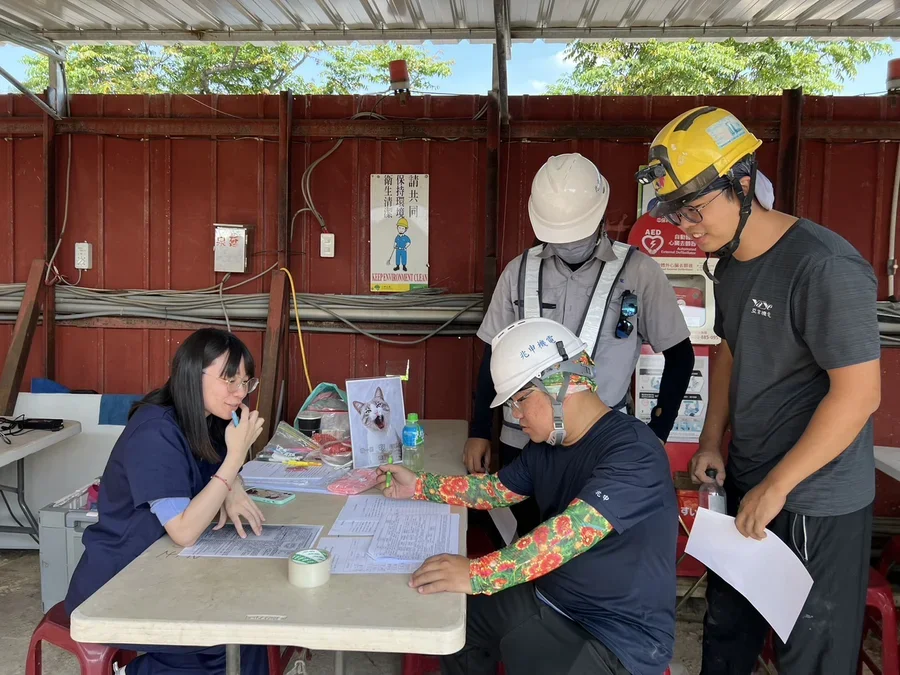 圖片說明：報到填寫資料。