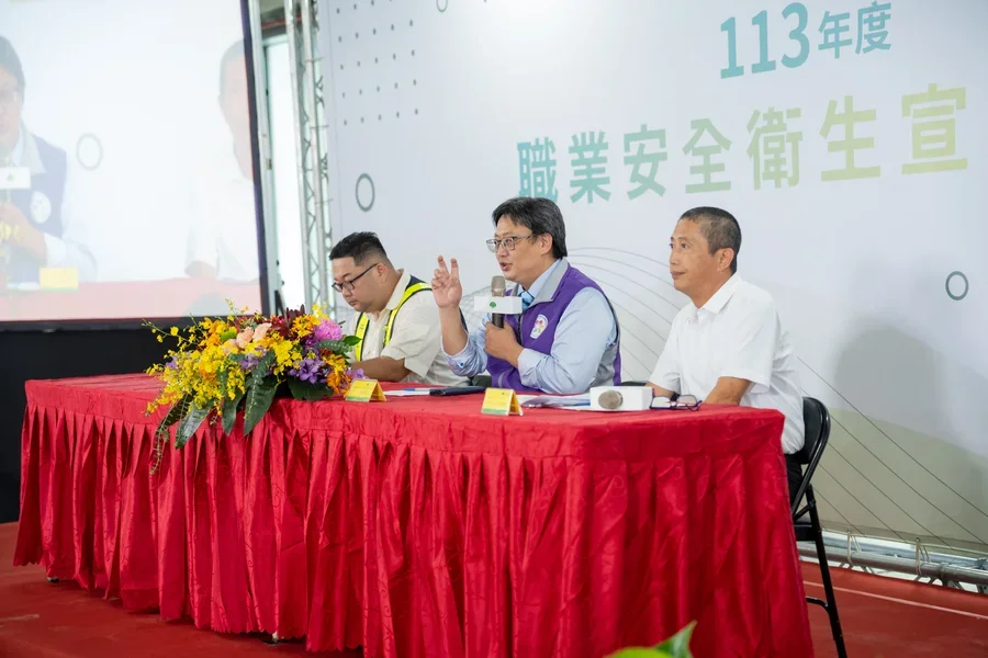 圖片說明：綜合討論，李秉展秘書長(中)、環宇大樓都更案所長李忠錦(左)與三井工程尤怡霖協理。