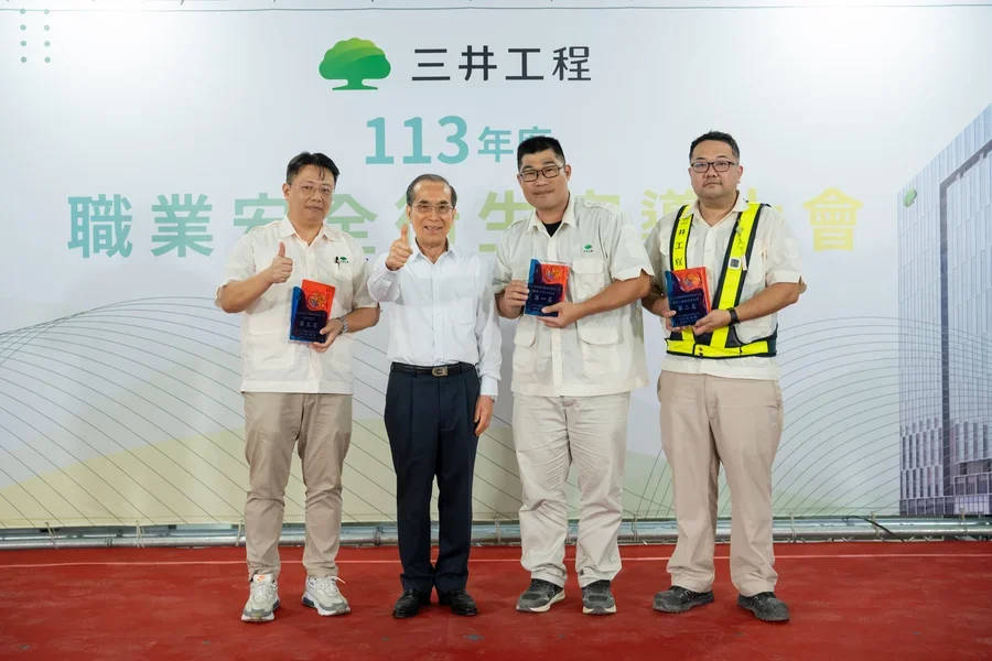 圖片說明：吳董事長與績優工地所長合影留念。