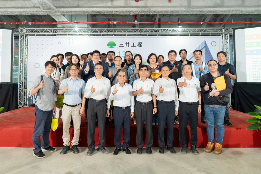 圖片說明：與會承攬廠商代表與本公司主管合影留念。