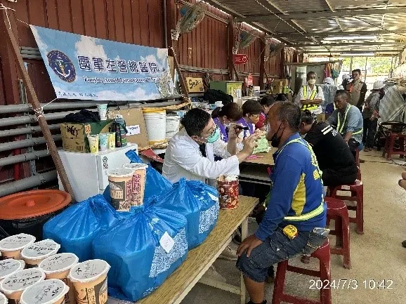 圖片說明：報到填寫資料及口腔篩檢。