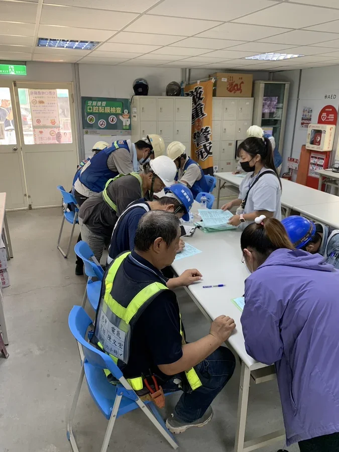 圖片說明：報到填寫資料。