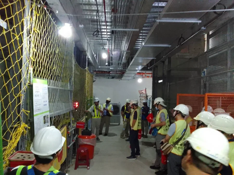 圖片說明：電梯井吊料規範解說(CCTV監控、感應語音警示)。