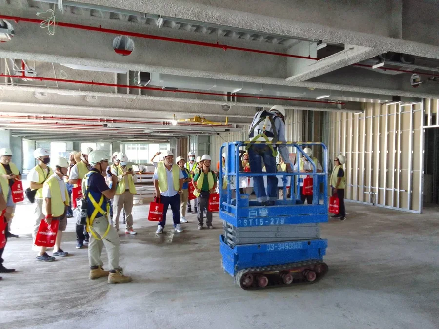 圖片說明：使用高空工作車應注意事項解說。