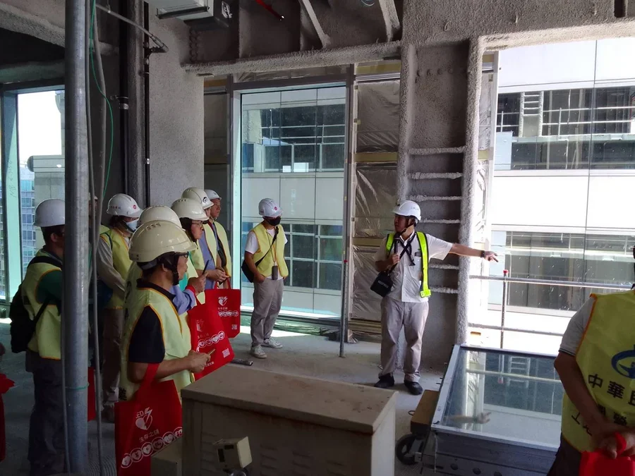 圖片說明：帷幕現場吊掛作業流程解說。