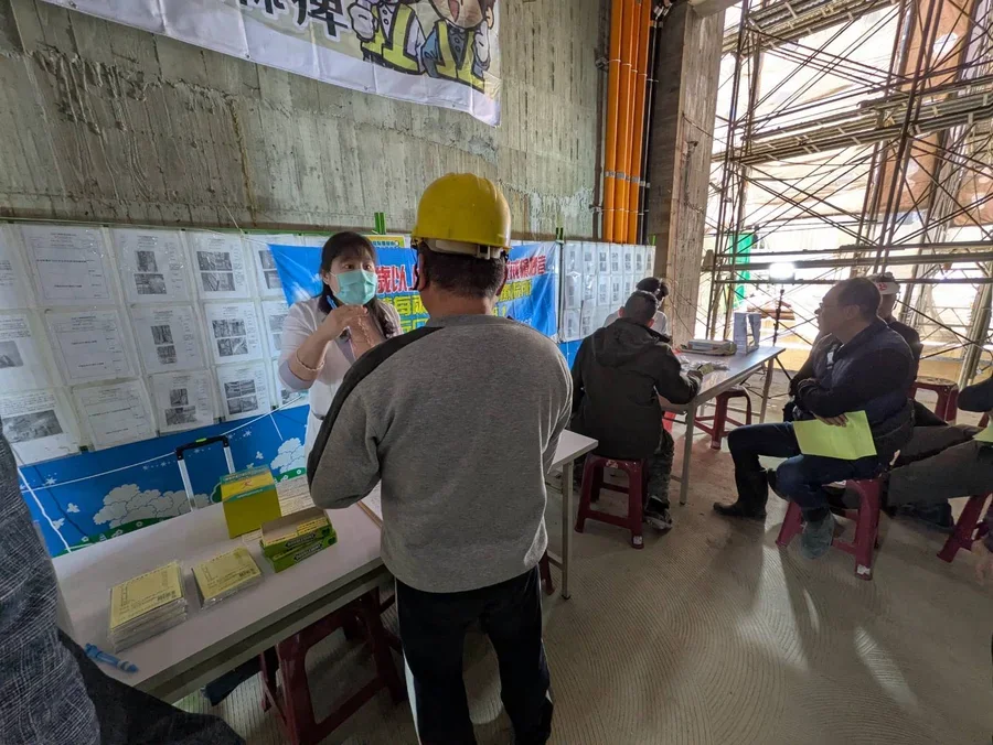 圖片說明：口腔篩檢與衛教。