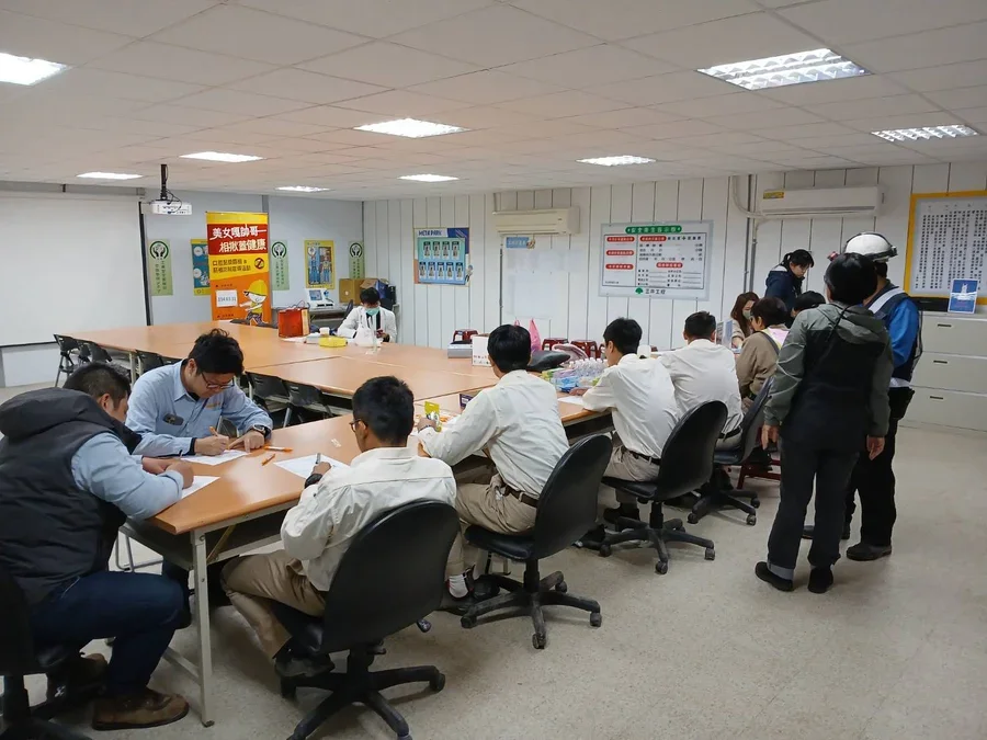 圖片說明：報到填寫資料。