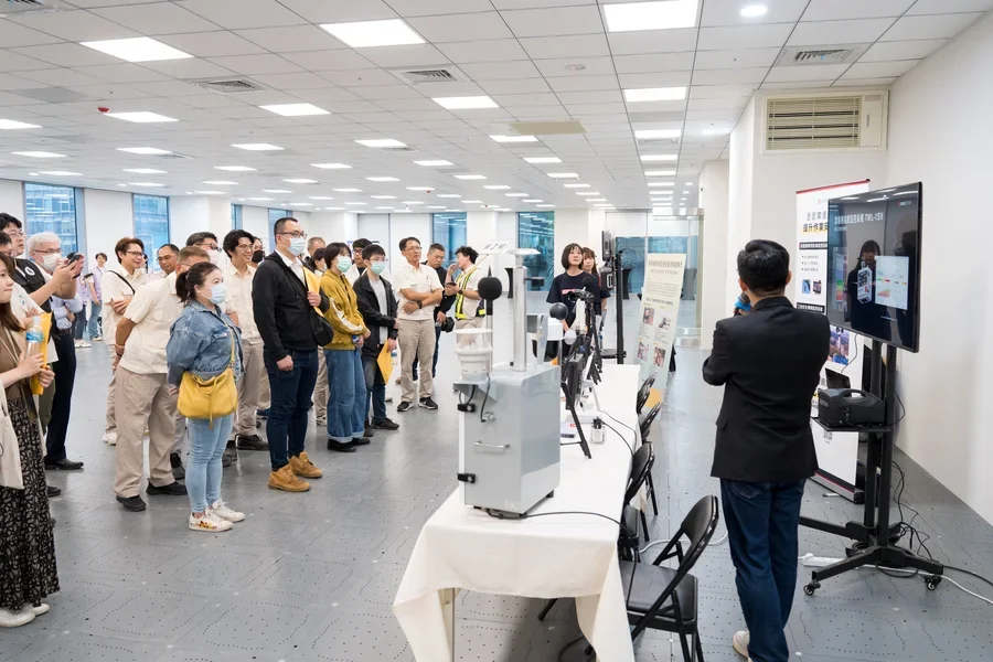 圖片說明：塔吊攝影機及安全監視儀器展示(星竑科技有限公司)。