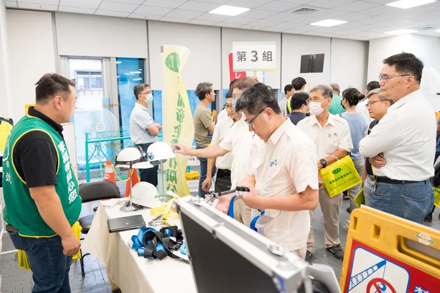 圖片說明：安衛器材展示(賽福帝企業有限公司)。無線、無塵、無火花作業(喜利得股份有限公司)、及帆布競賽及等多項活動展示及解說