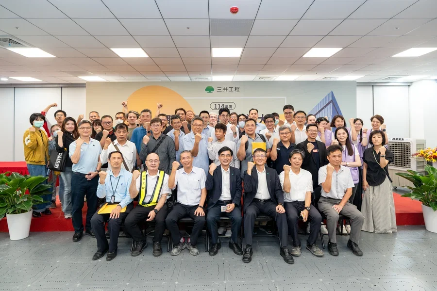 圖片說明：與會承攬廠商代表與本公司主管合影留念。