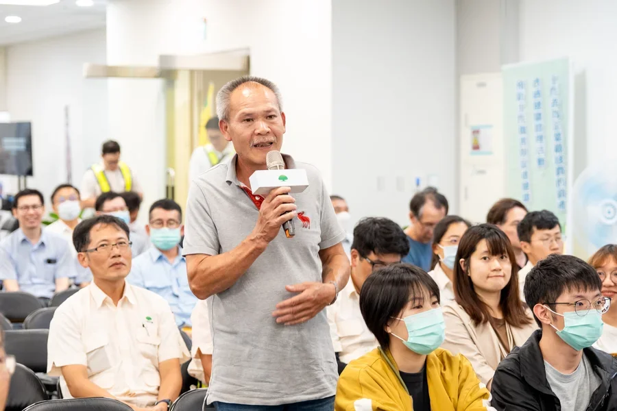 圖片說明：綜合討論座談會，與會者提問。