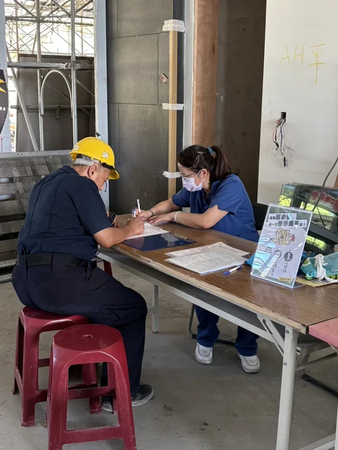 圖片說明：報到填寫資料。